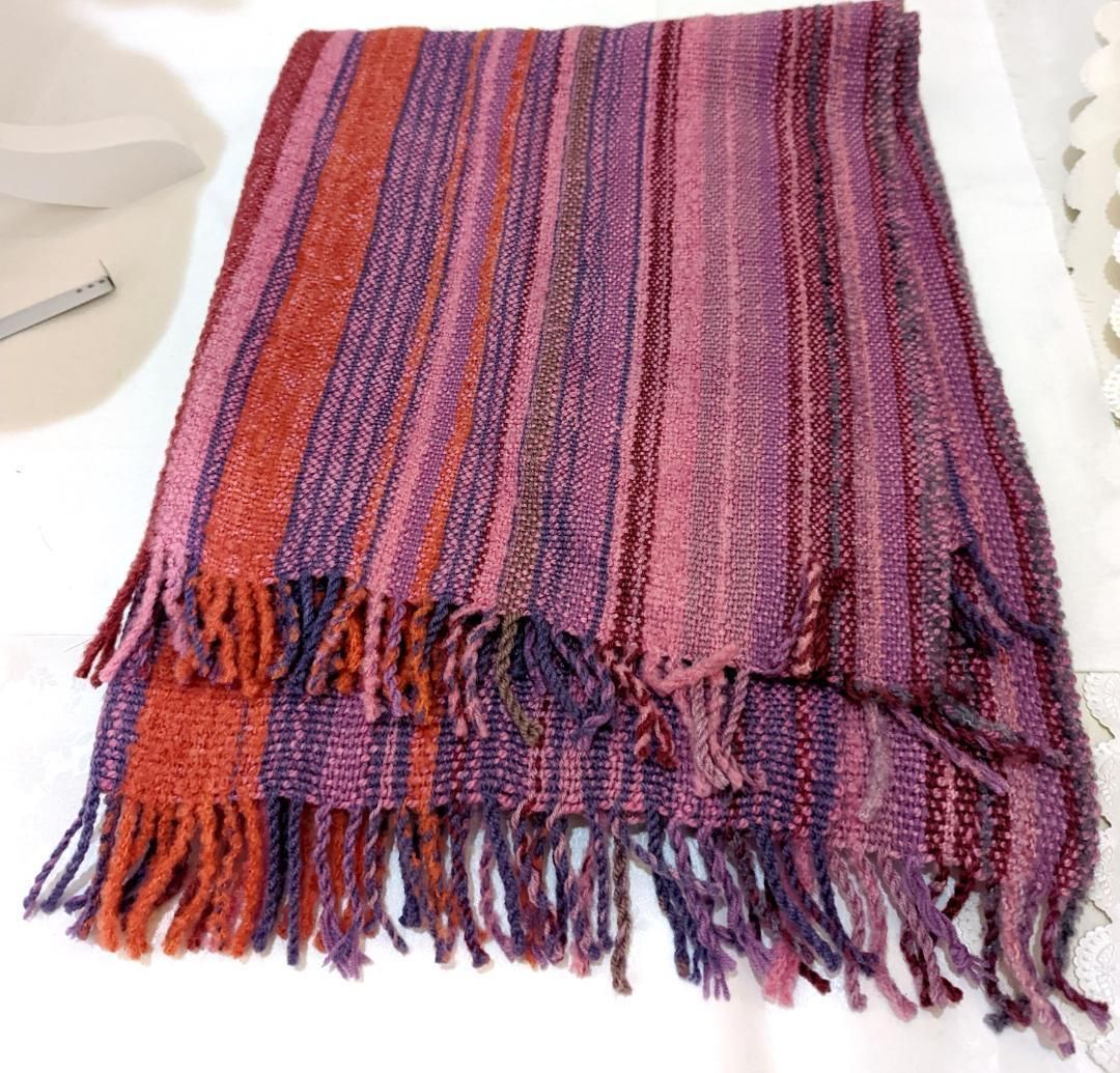 安心のメルカリ便】暖かいウール製の小さめハンドメイドマフラー  