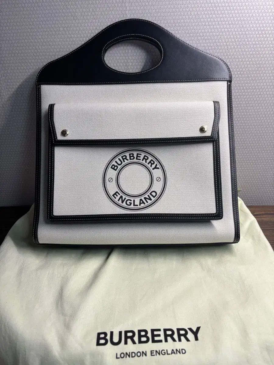 Burberry バーバリー ポケットバッグ ミディアム サイズ