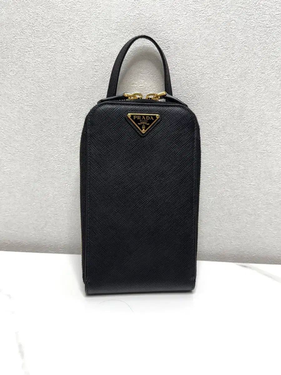 内蔵チップ A プラダ サフィアーノ ミニ スマホポーチ クロスバッグ