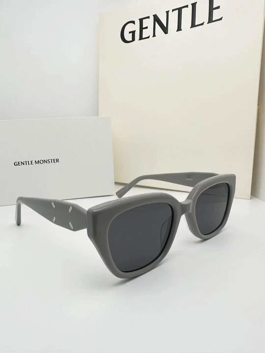 miumiu SMU 57F リムレス サングラス