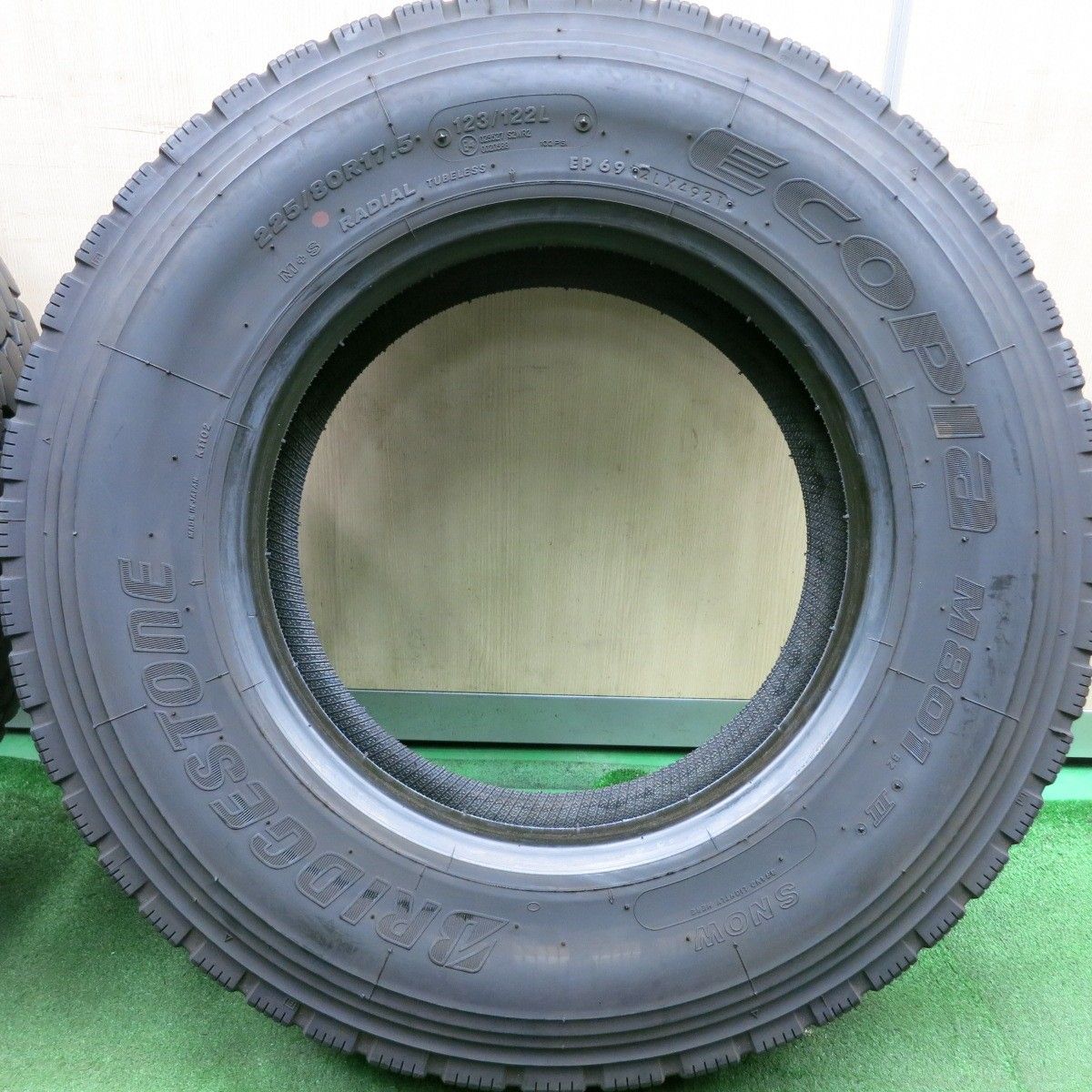 送料無料* バリ溝！21年！9.5分☆トラック タイヤ 225/80R17.5 123/122L ブリヂストン エコピア M801Ⅱ ミックス  17.5インチ☆4071014HAノタ - メルカリ