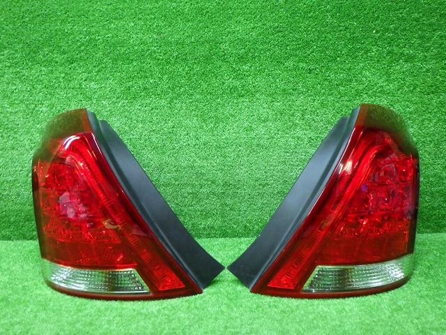 トヨタ　200系　マジェスタ　テールレンズ　左右　30-362　LED確認済み　240129066