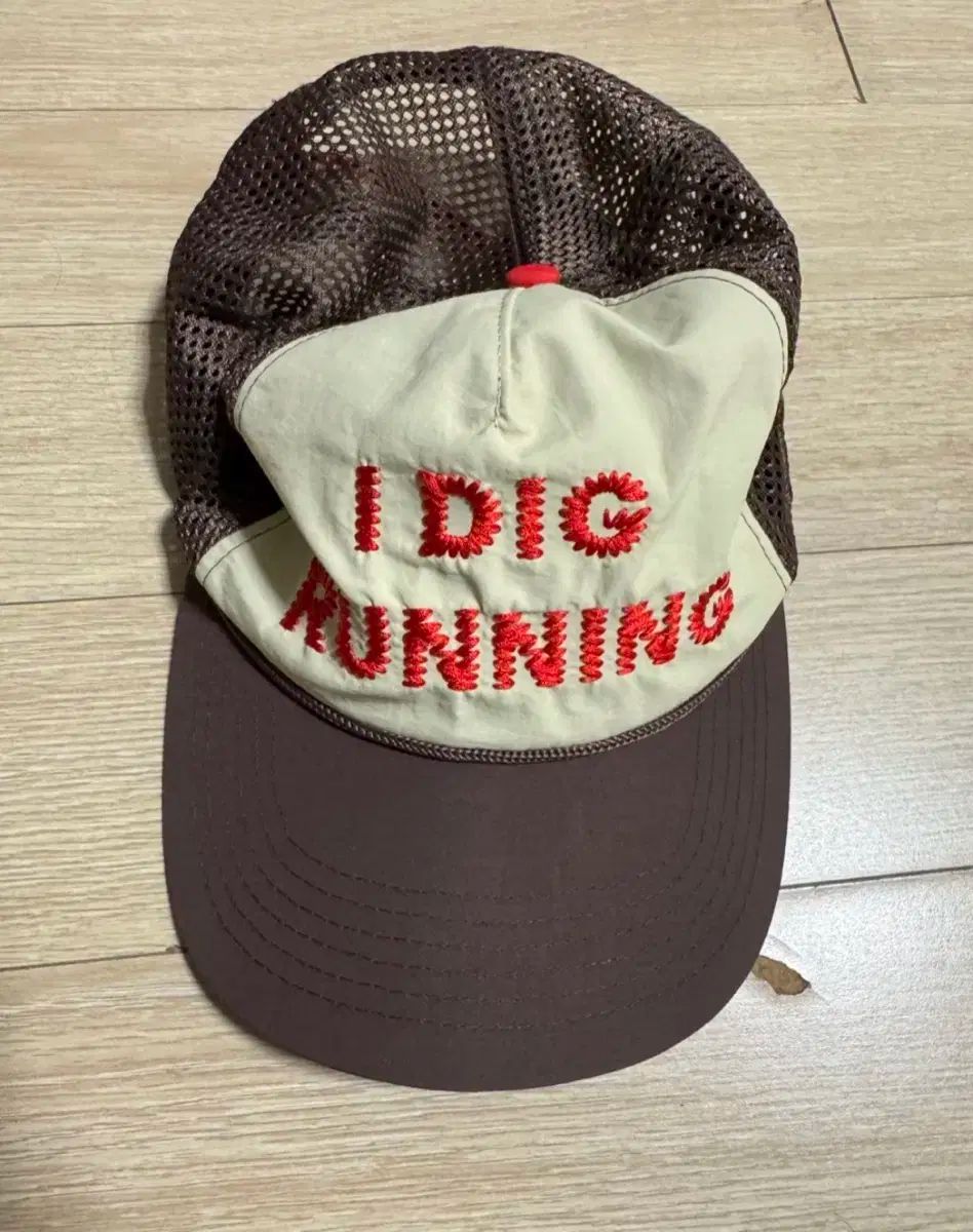 アレックスジョノIDカードランニングツリーハット ブラウン