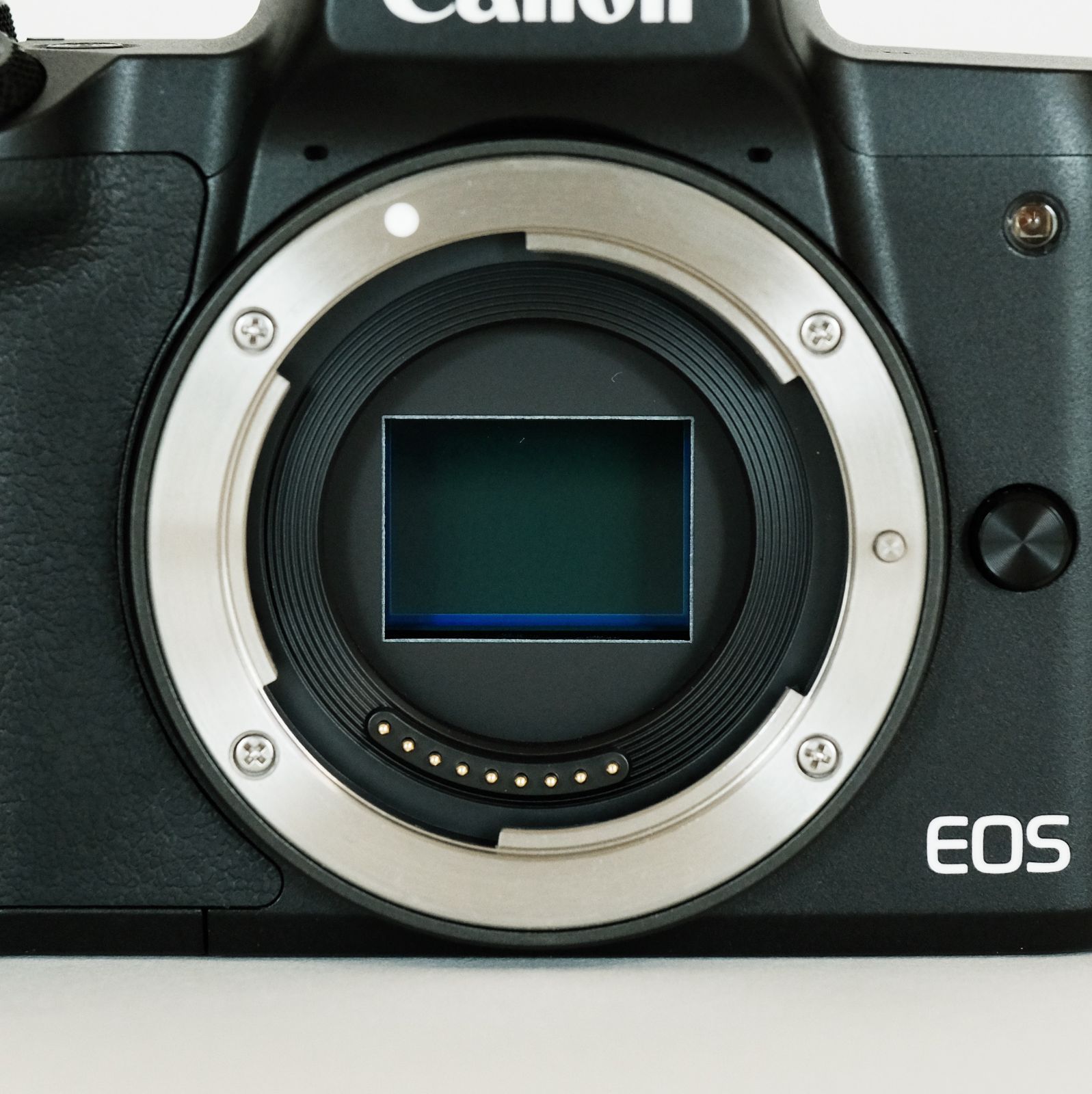 Canon EOS Kiss M ブラック ボディ / シャッター回数1万回以下 / RF