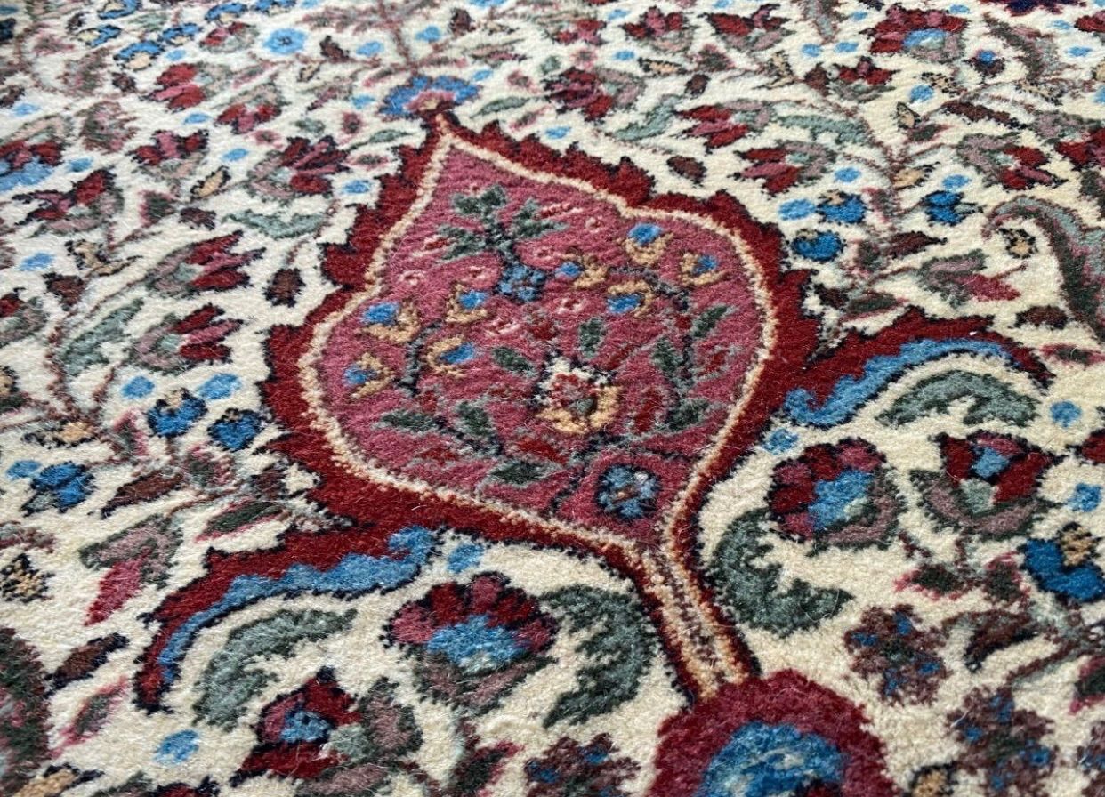 手織りトルコのコンヤラディック絨毯特別細かい 上絨毯700年の歴史イズニック柄皆様大満足のおすすめ絨毯 ヘレケ絨毯カイセリ絨毯に並ぶトルコ有名産地厚みがありペルシャ絨毯に負けない豪華さと織と模様 MARWIL-DEMENAGEMENTS_CH