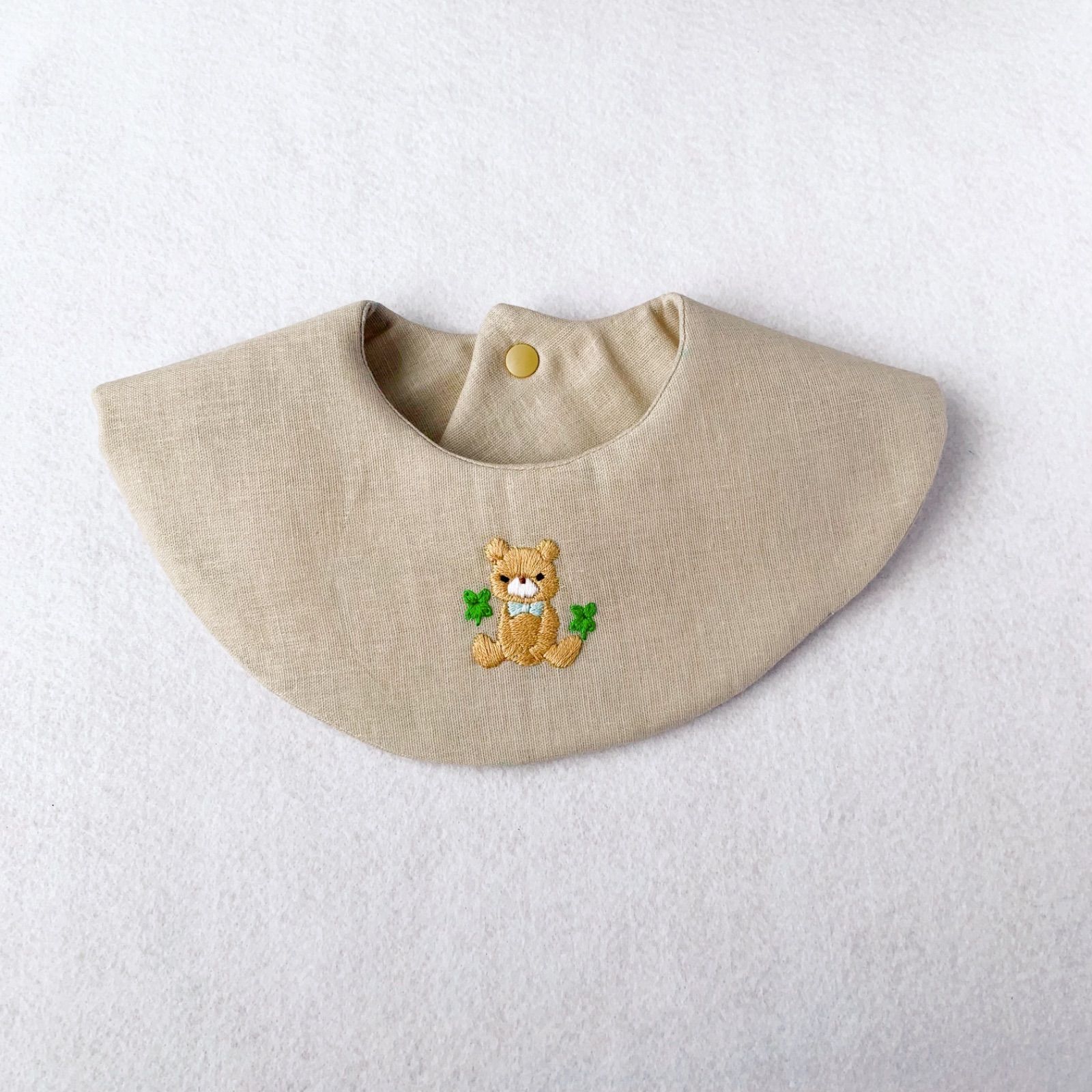 ハンドメイド刺繍スタイ】くまさんの刺繍スタイ(ベージュ 