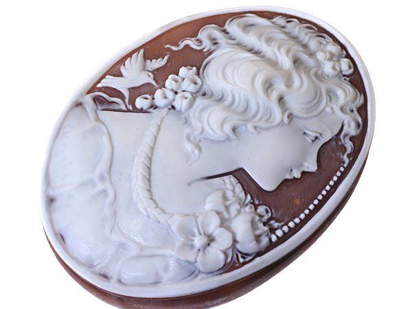 ジュエリー ディルーカ社 作家サイン有り 上品な貴婦人と小鳥の彫刻 シェルカメオルース 65.2ｍｍ×48.5ｍｍ w5803m 送料無料