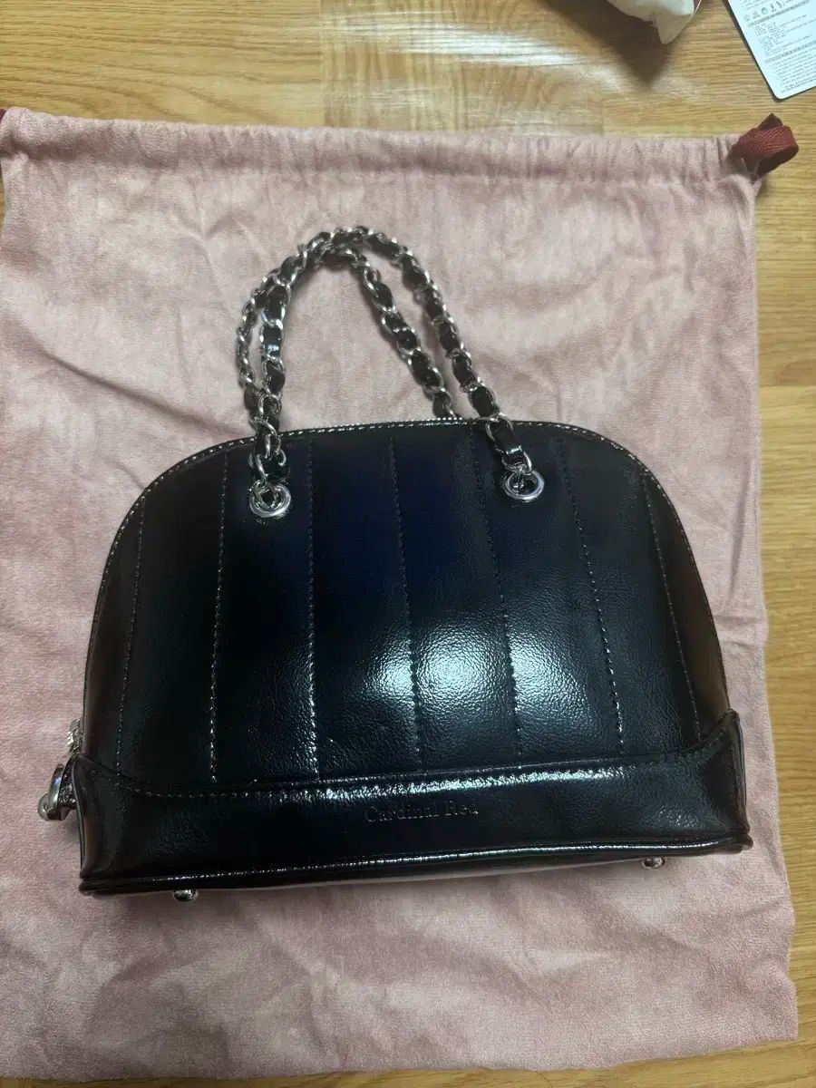 Cardinal Red カーディナルレッド ラヴェルバック ブラック