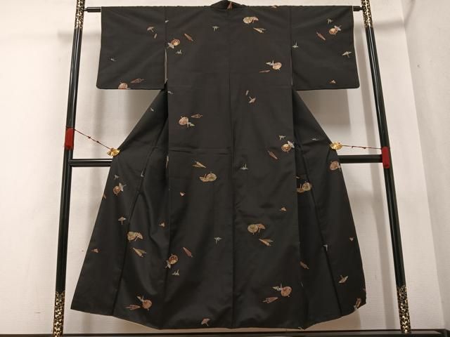 平和屋着物●本場大島紬　刺繍　番傘花文　折り鶴　黒地　正絹　逸品　AABA4351ph 平和屋着物○本場大島紬 刺繍 番傘花文 折り鶴 黒地 正絹 逸品