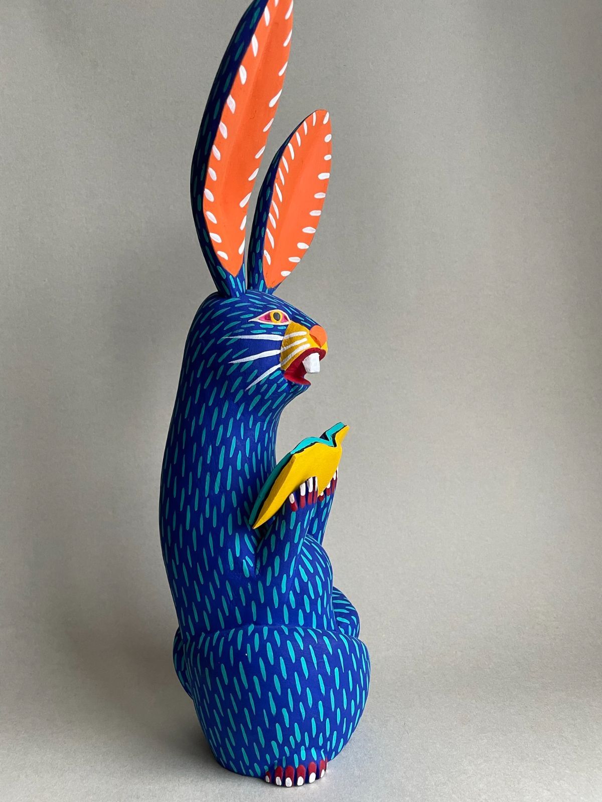 アレブリヘス メキシコ工芸品【本を読むウサギ】サイズ特大⭐️ - メルカリ