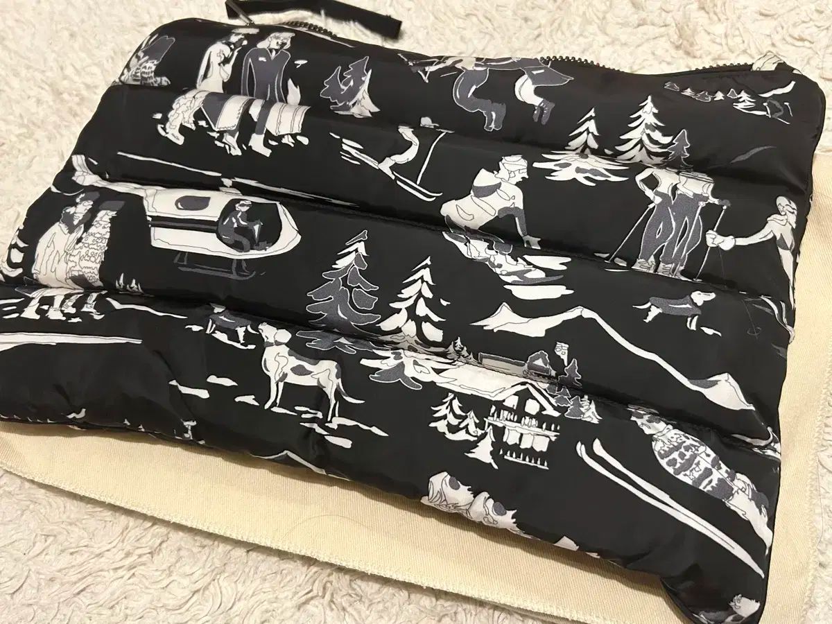 モンクレール ブラック スキー プリント ダウン クラッチバッグ DECORATOM_COM_BR