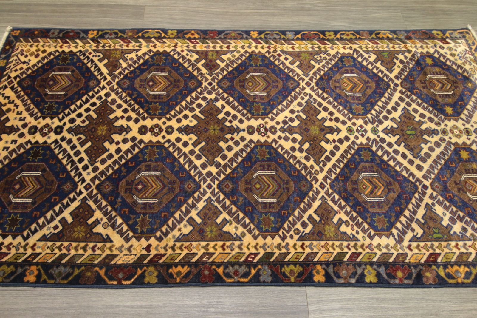 アンティーク部族絨毯