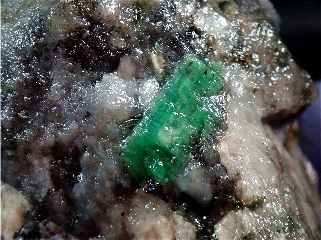 エメラルド　原石　パキスタン産 エメラルド 原石 パキスタン産 AAAA級天然エメラルド原石B79U3