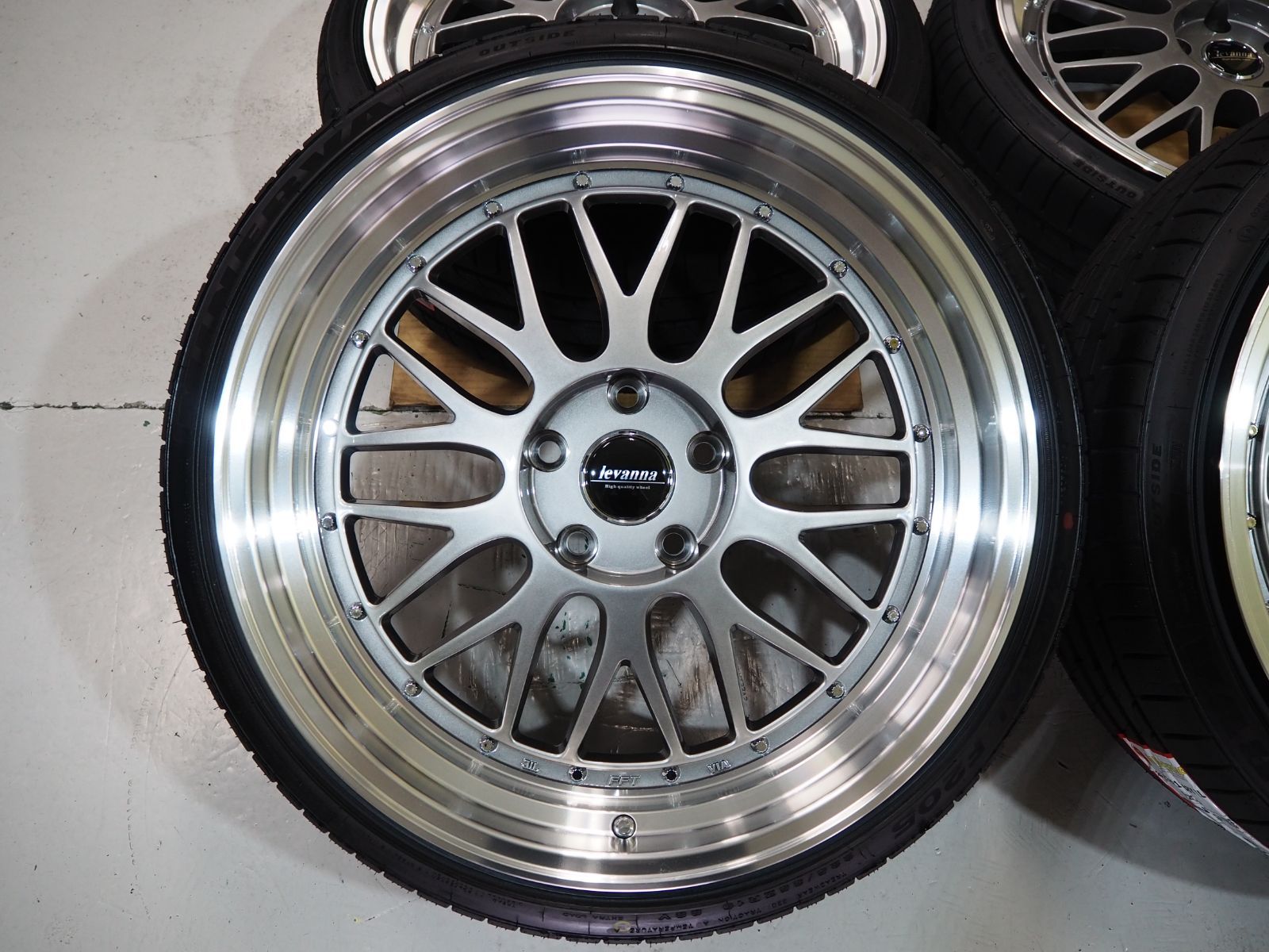引っ張り 深リム メッシュ levanna V10-EX FFT 19inch 5H114.3 8.5J+42 
