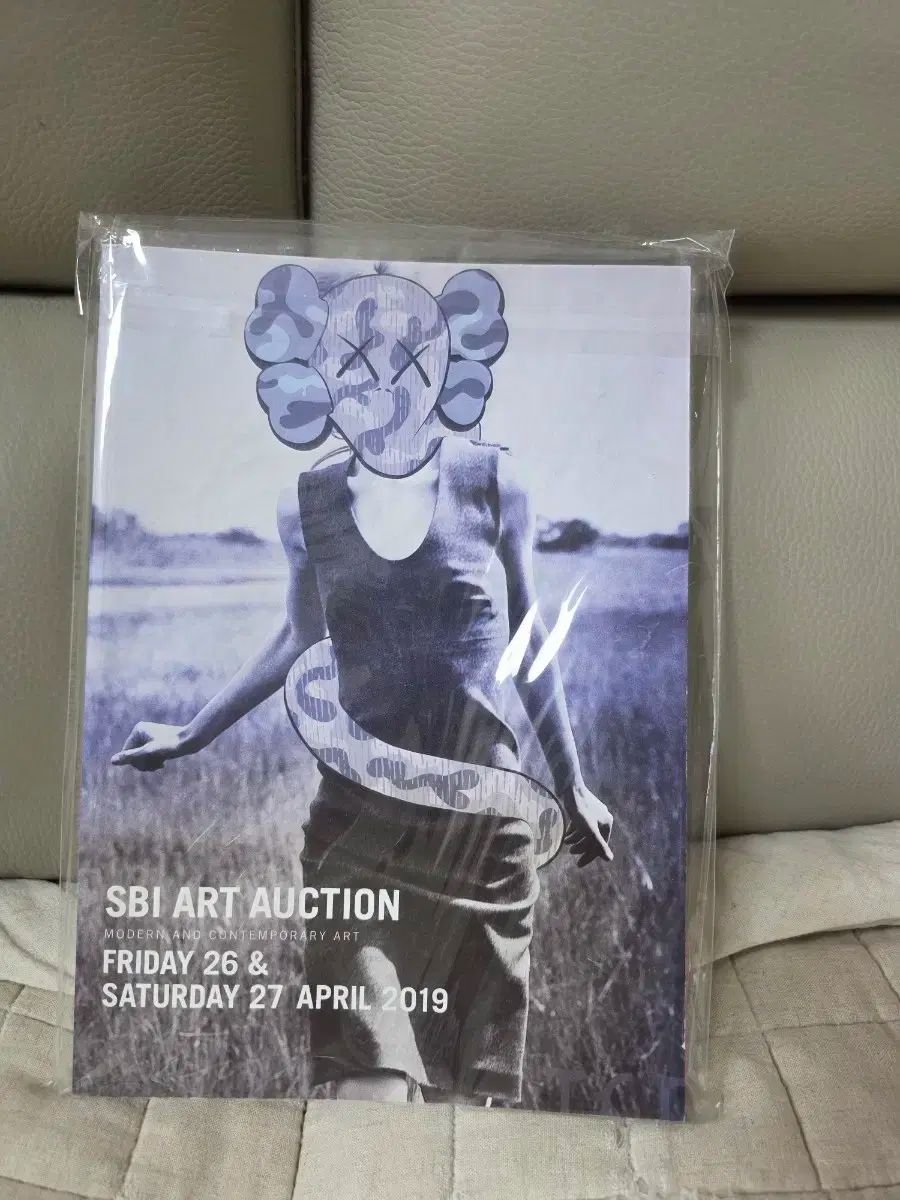 カウズ SBI 2019 アートオークション カタログブック 出品 アートブック