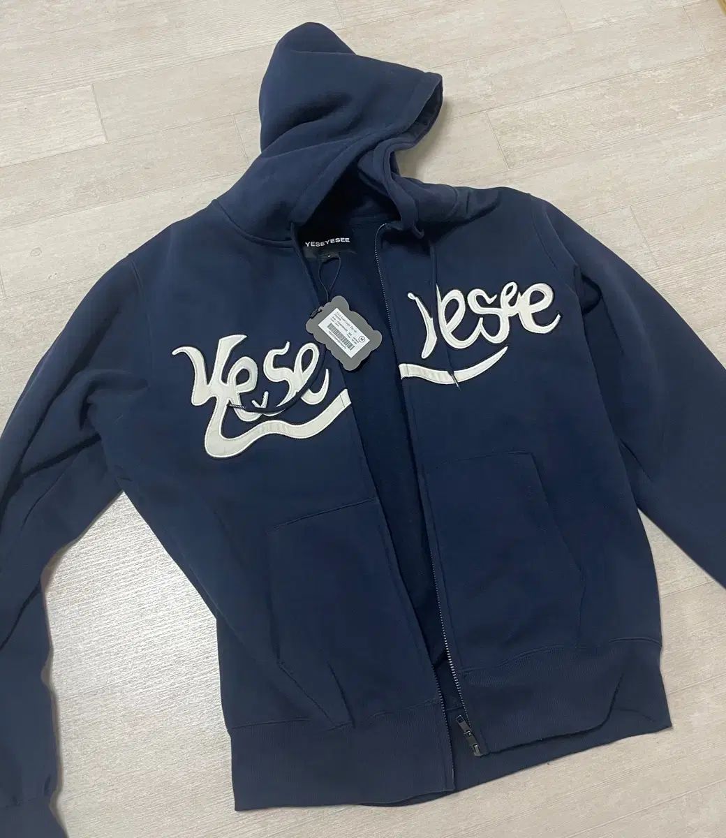 新品 （ M ） YESEYESEE(イェスアイシー) フード付き ジップアップ 