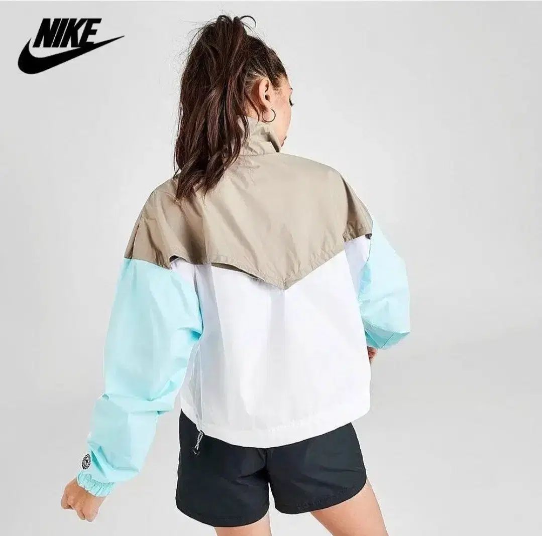【極美品】NIKE　トレーニングセットアップ　ウィンドブレーカー　アノラック NIKE(ナイキ) オーバーサイズ クロップド アノラック ウィンド