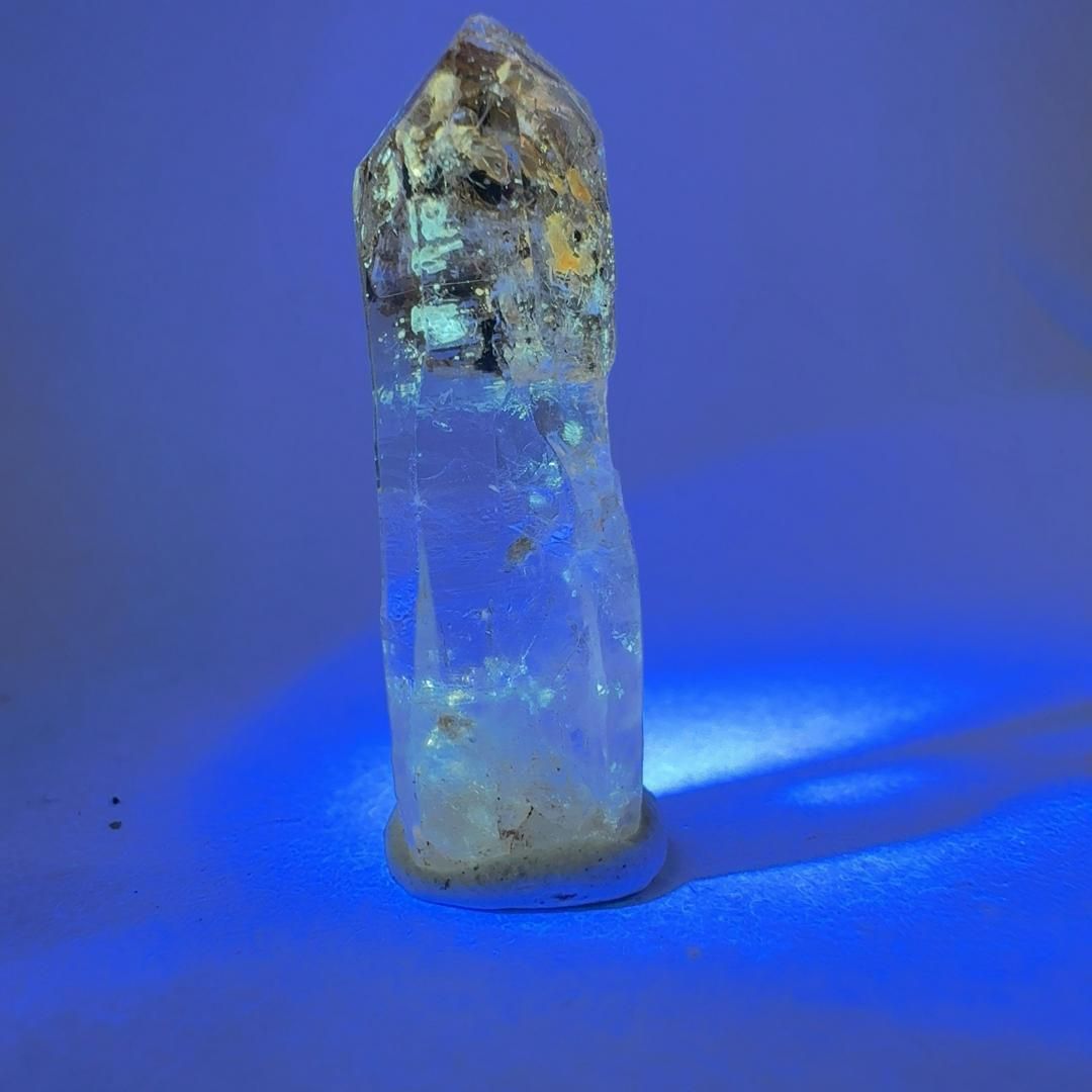 【E25164】  新産地！ 石油入り水晶 オイルインクォーツ 水晶 蛍光鉱物 水晶
