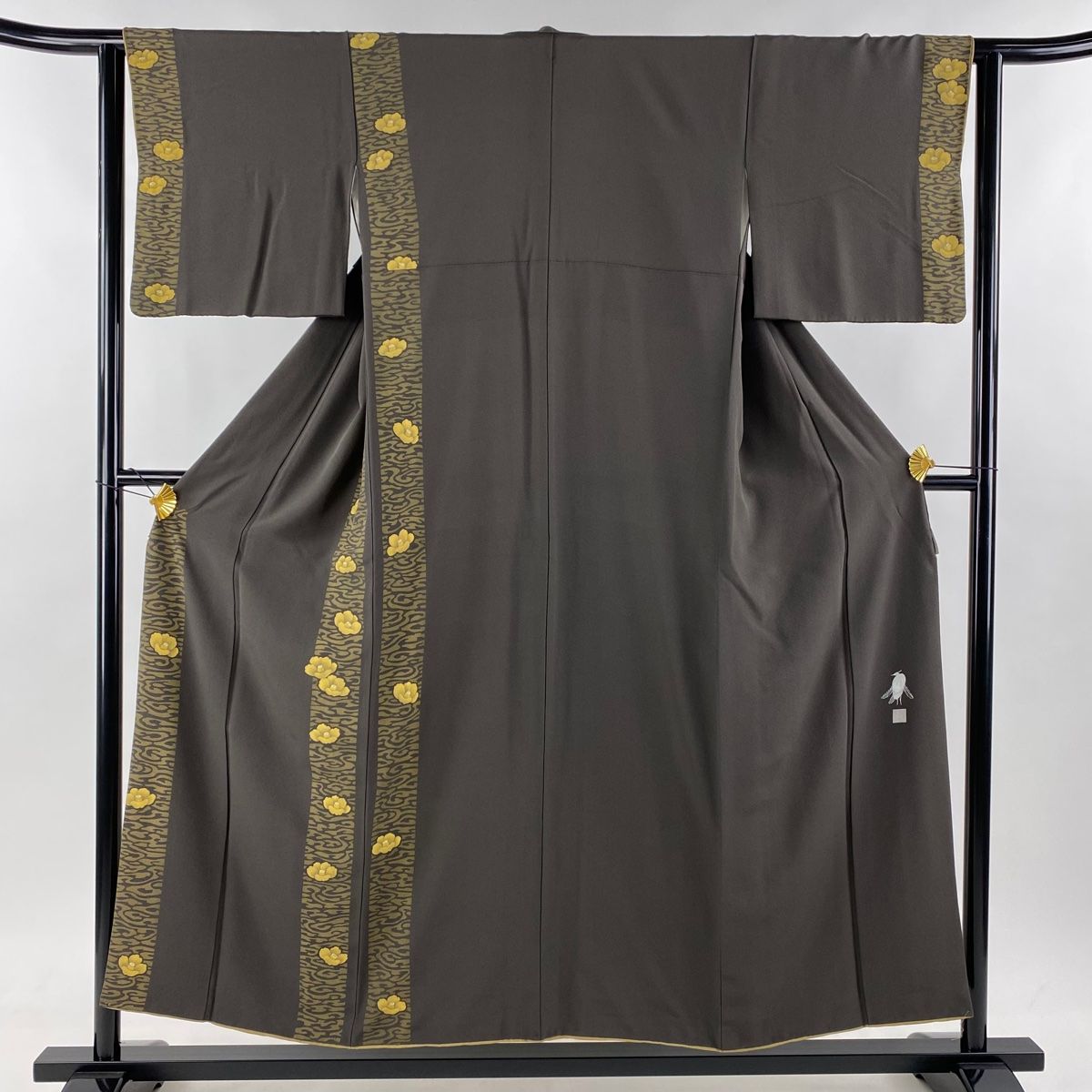 付下げ 身丈153.5cm 裄丈62cm S 袷 菅有鬼一 落款 椿 流水 金彩 焦茶色 正絹