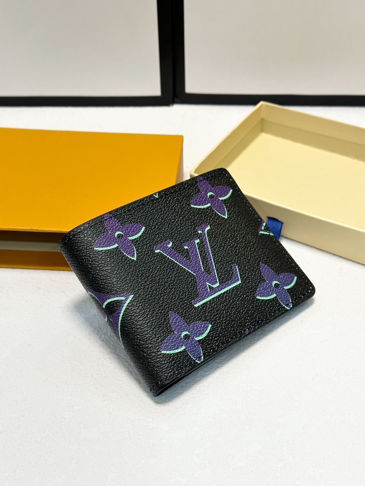 Louis Vuittonルイヴィトン 財布 超マルチカートリッジ ショート丈 二つ折り プリント | ♥品