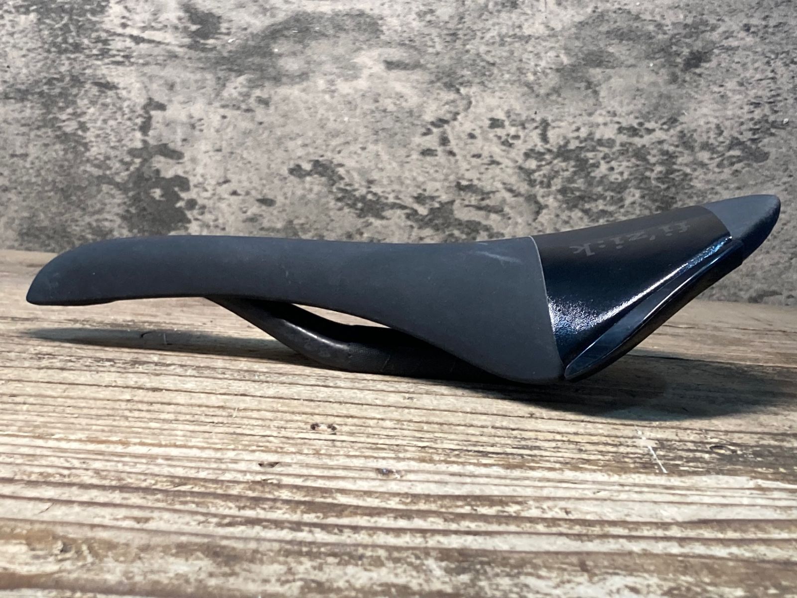 ALIANTE R1 アリアンテ サドル フィジーク TEMPO fizik - 黒 カーボン 