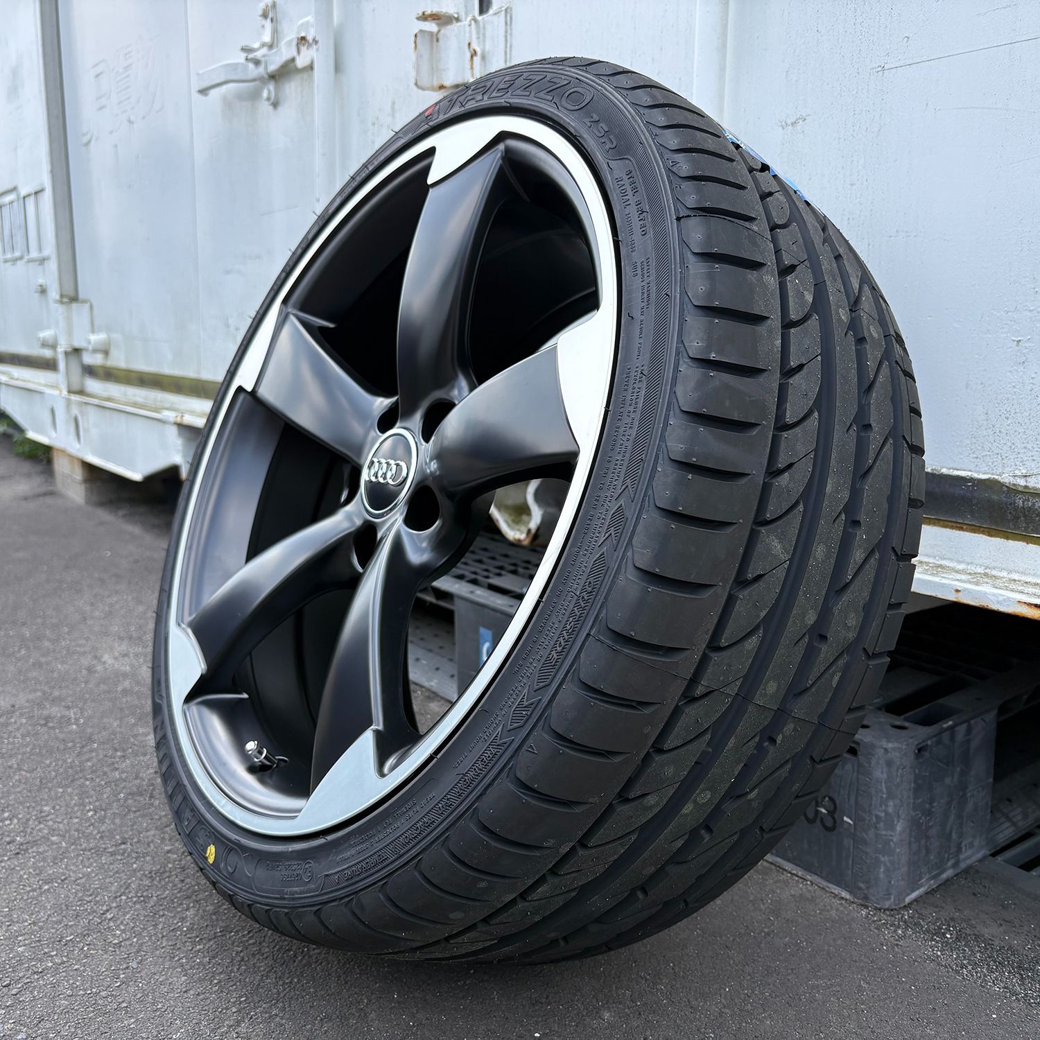 4本新品】アウディ Audi A4(8W/8K) TT(8J) A3(8V) A5 A6 Q2 19