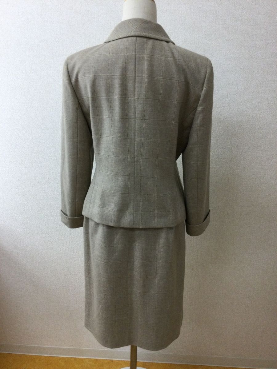 ベージュチェックスーツ