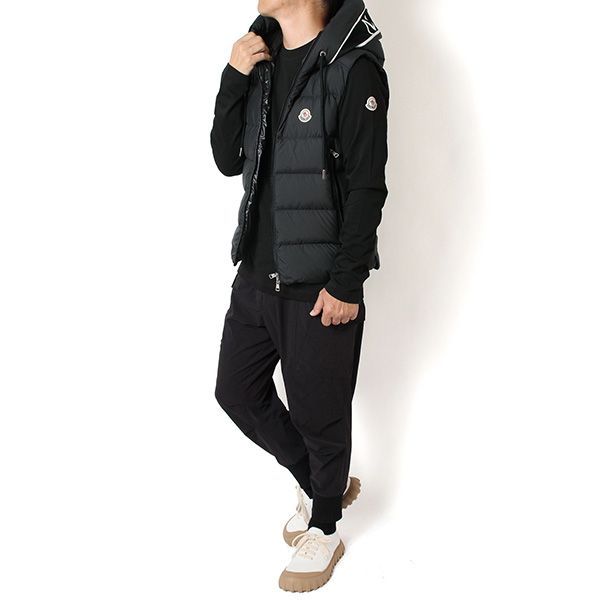 25AWモデル モンクレール MONCLER CARDAMINE フードロゴ ダウンベスト ブラック 1A00125 54A81 999 2025-26AW m-tops