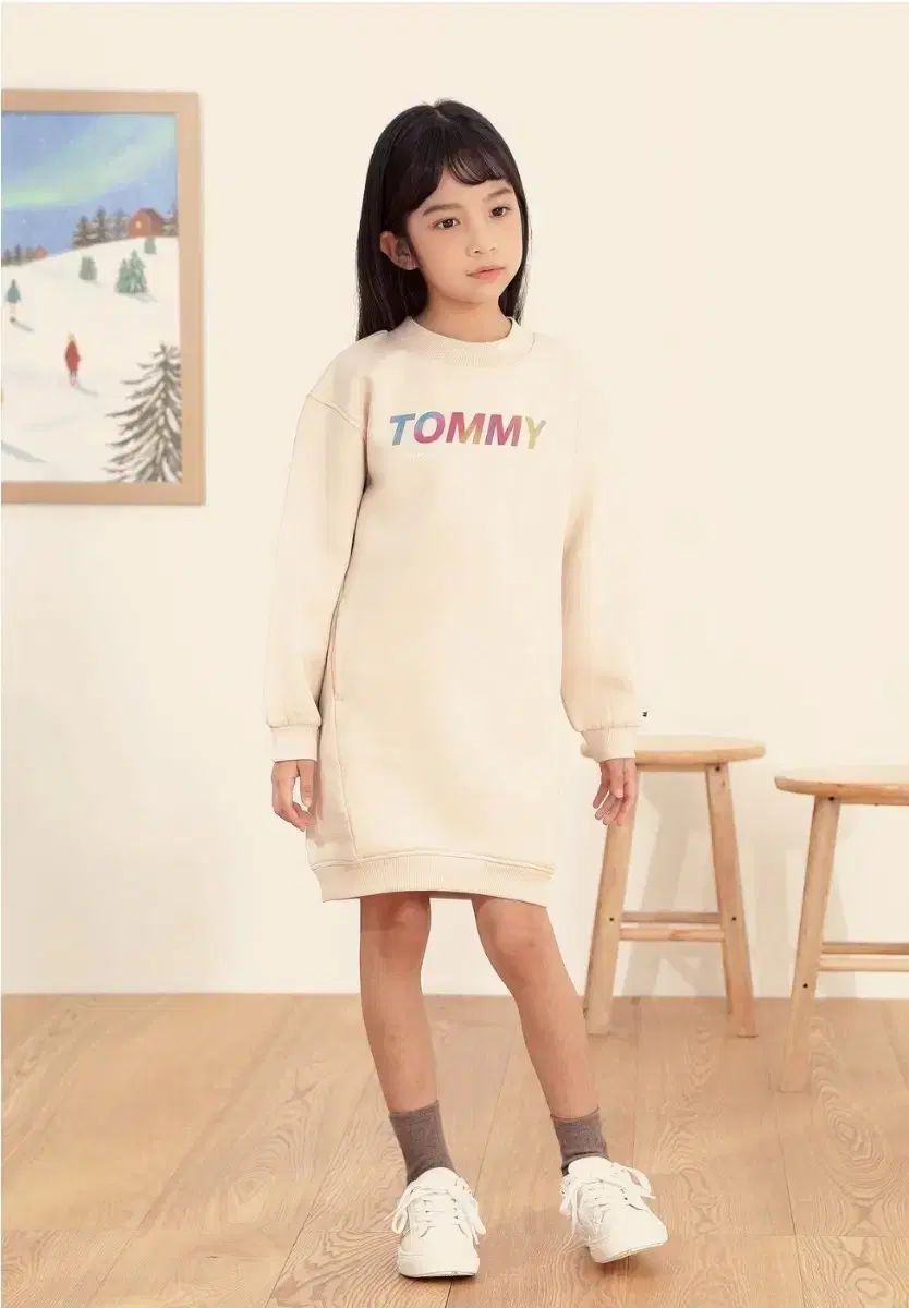 Tommy Hilfiger(トミーヒルフィガー) キッズ マルチ シャイニー プリント スウェット 裏起毛 ワンピース