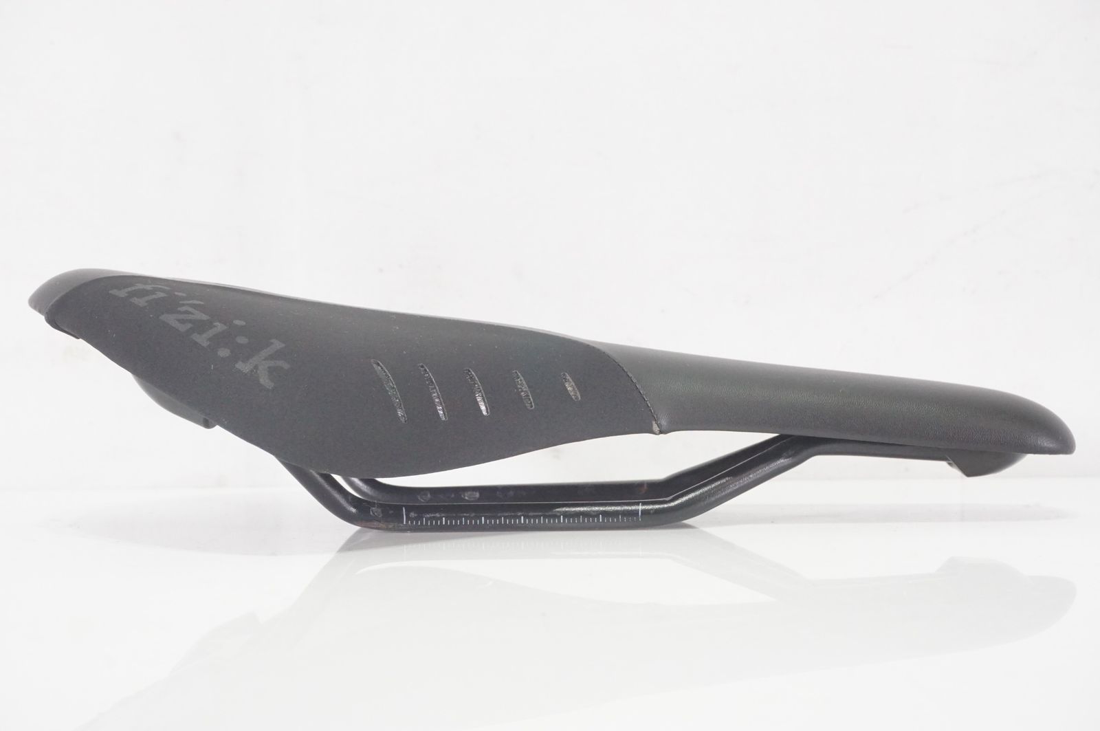 【美品】fizik Arione R7ブラック/グレー サドル ARIONE R7 サドル 黒灰 fizik フィジーク アリオネ サドル R7 fizik