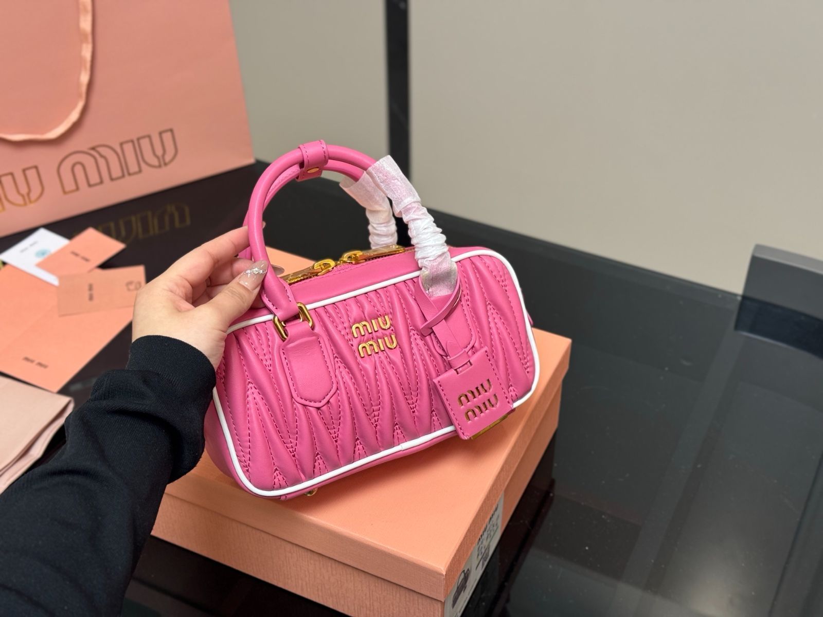 ミュウミュウボウリングバッグ 洗練された印象を導く、Miu Miuの「ボウリングバッグ」by 泉