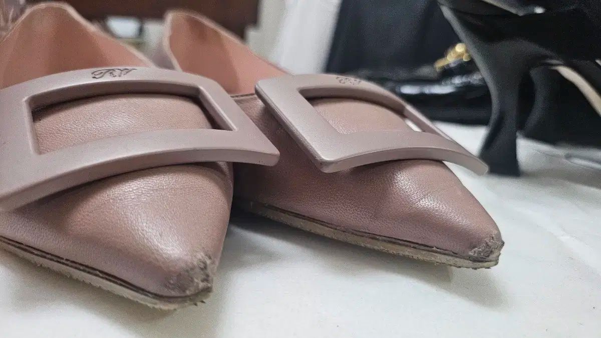 ROGER VIVIER フラットシューズ パンプス ROGER VIVIER シューズ | パンプス ブラック レディース | YOOX