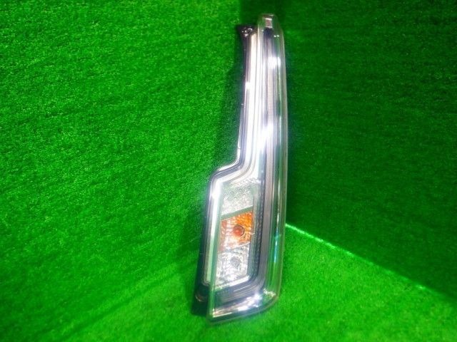 純正 LA150S ムーヴ 右テールランプ 143435