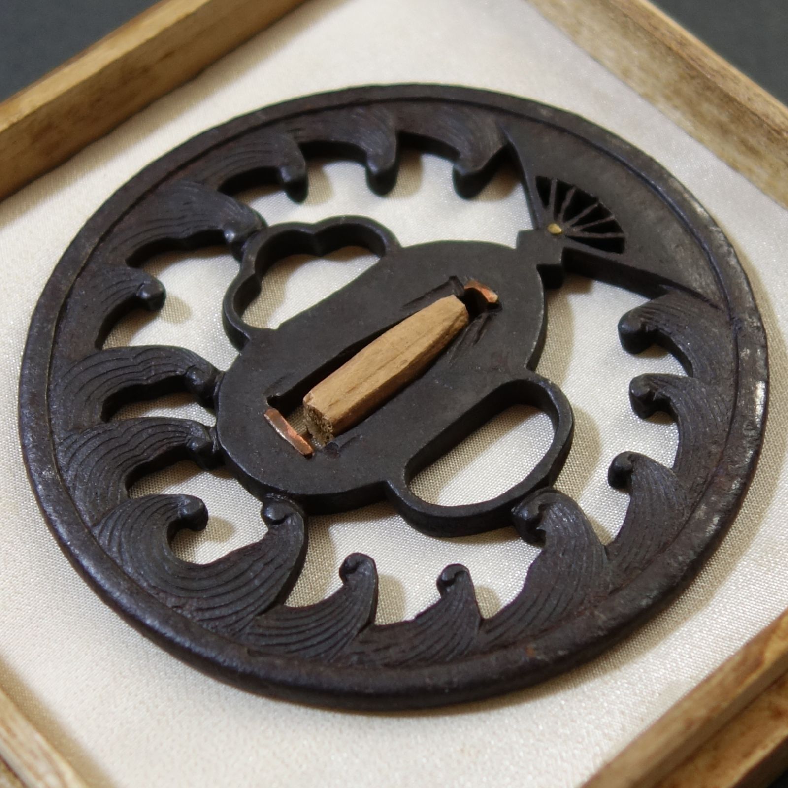 桜花模様の金属製鍔2個(軍刀用) 軍刀