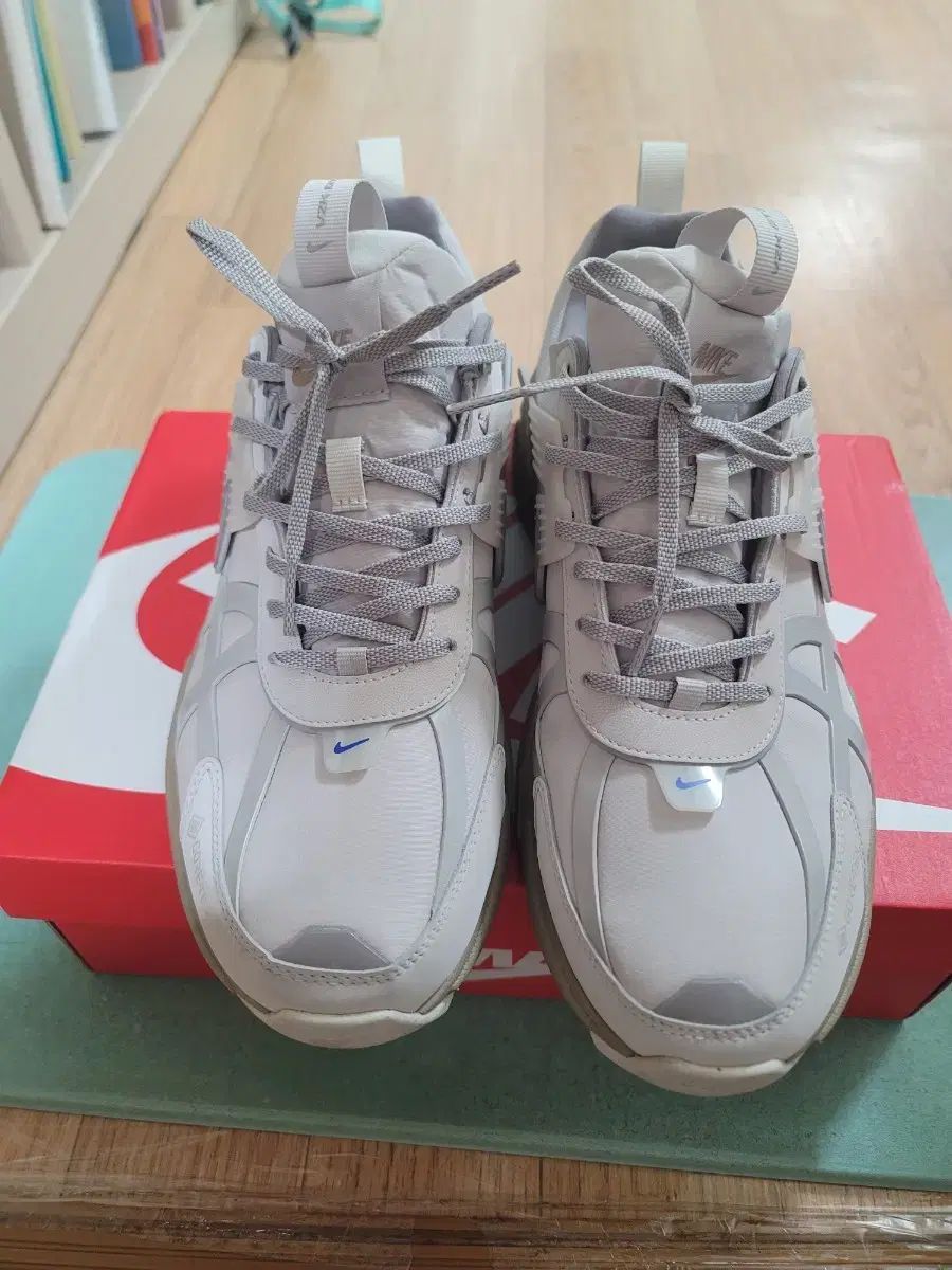 NIKE