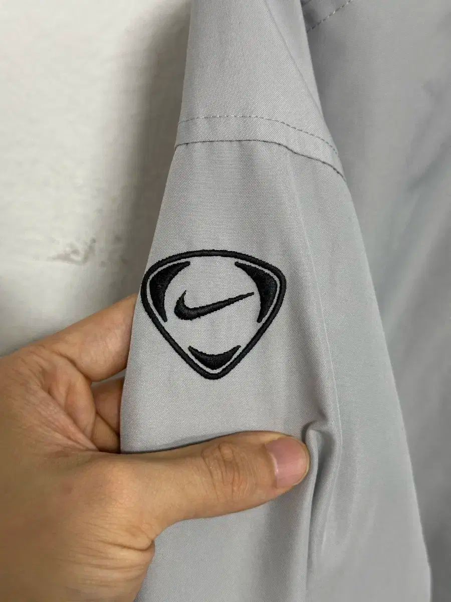 必須アイテム ウィンドブレーカー