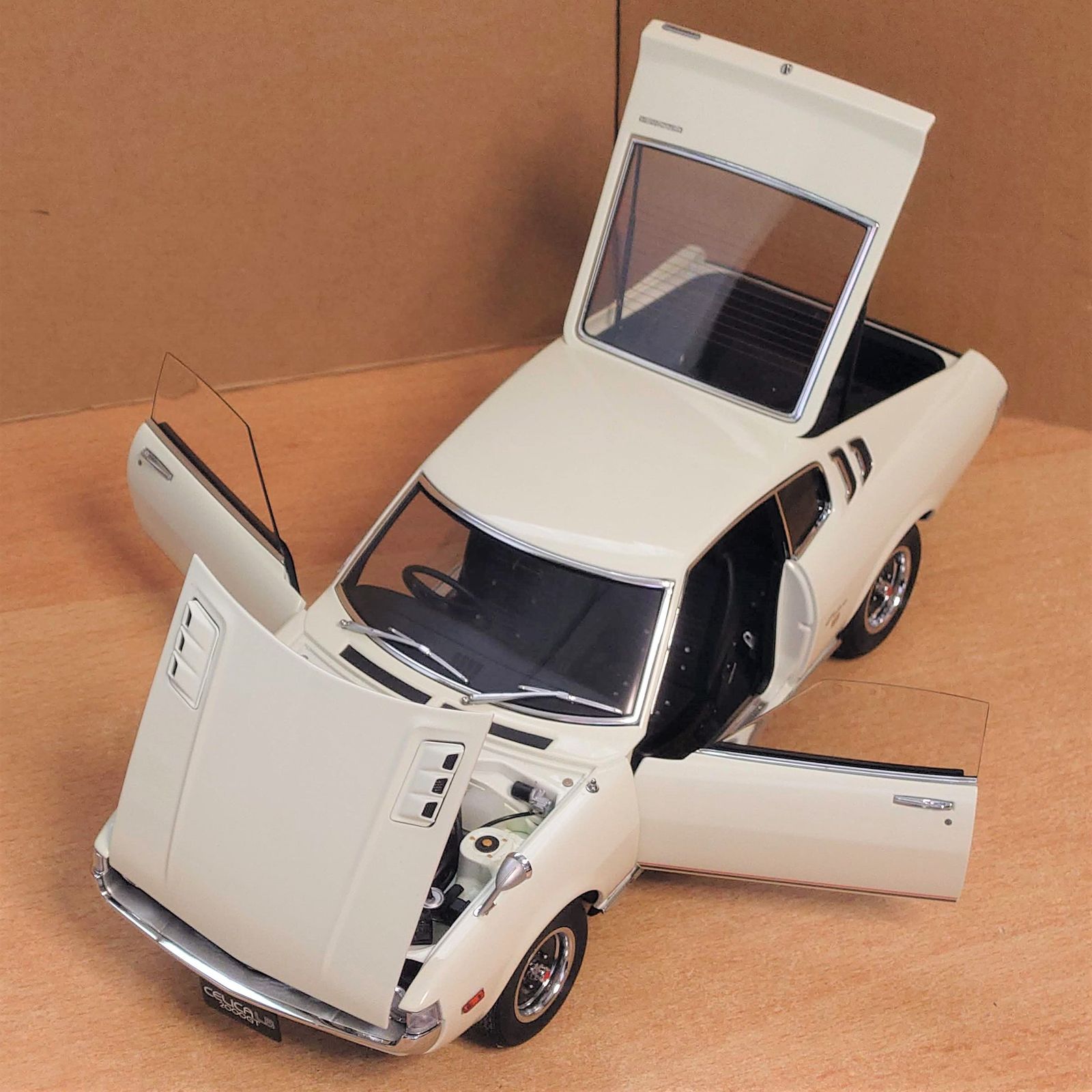 1/18 トヨタ セリカ リフトバック 2000GT 1973 オートアート製 - メルカリ