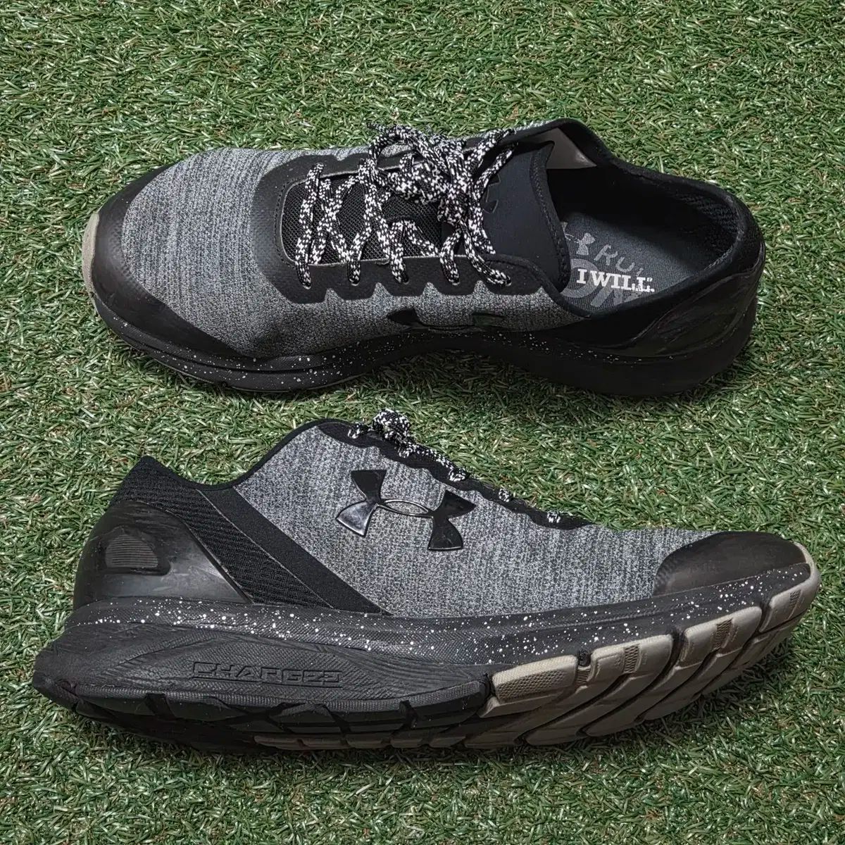 275 UNDER ARMOUR(アンダーアーマー) 充電済み 逃れる スニーカー 靴 ランニングシューズ