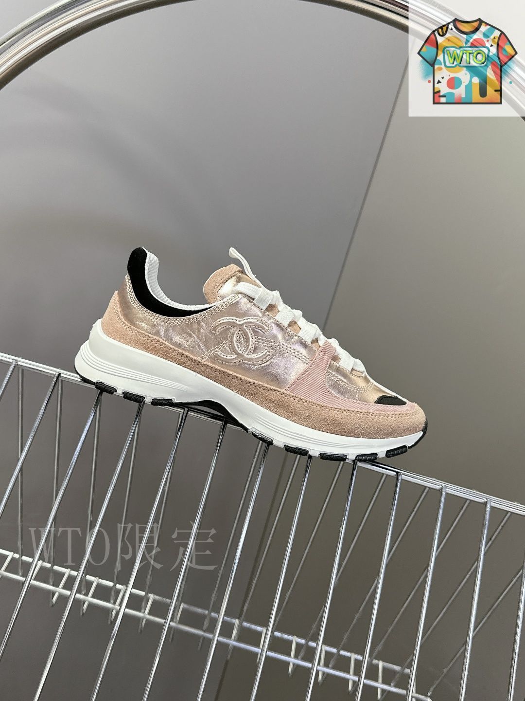 25A 【CHANEL】爪先のエナメルと丸みが可愛い レザースニーカー 25A 【CHANEL】爪先のエナメルと丸みが可愛い レザースニーカー