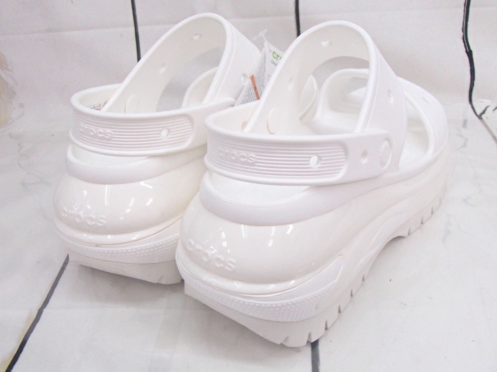 展示品【クロックス】207989-100 クラシック メガクラッシュ サンダル