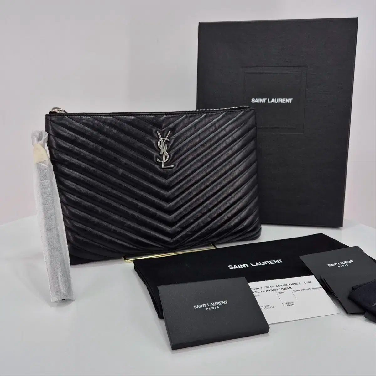 SAINT LAURENT クラッチバッグ エンボスロゴ レザー 黒