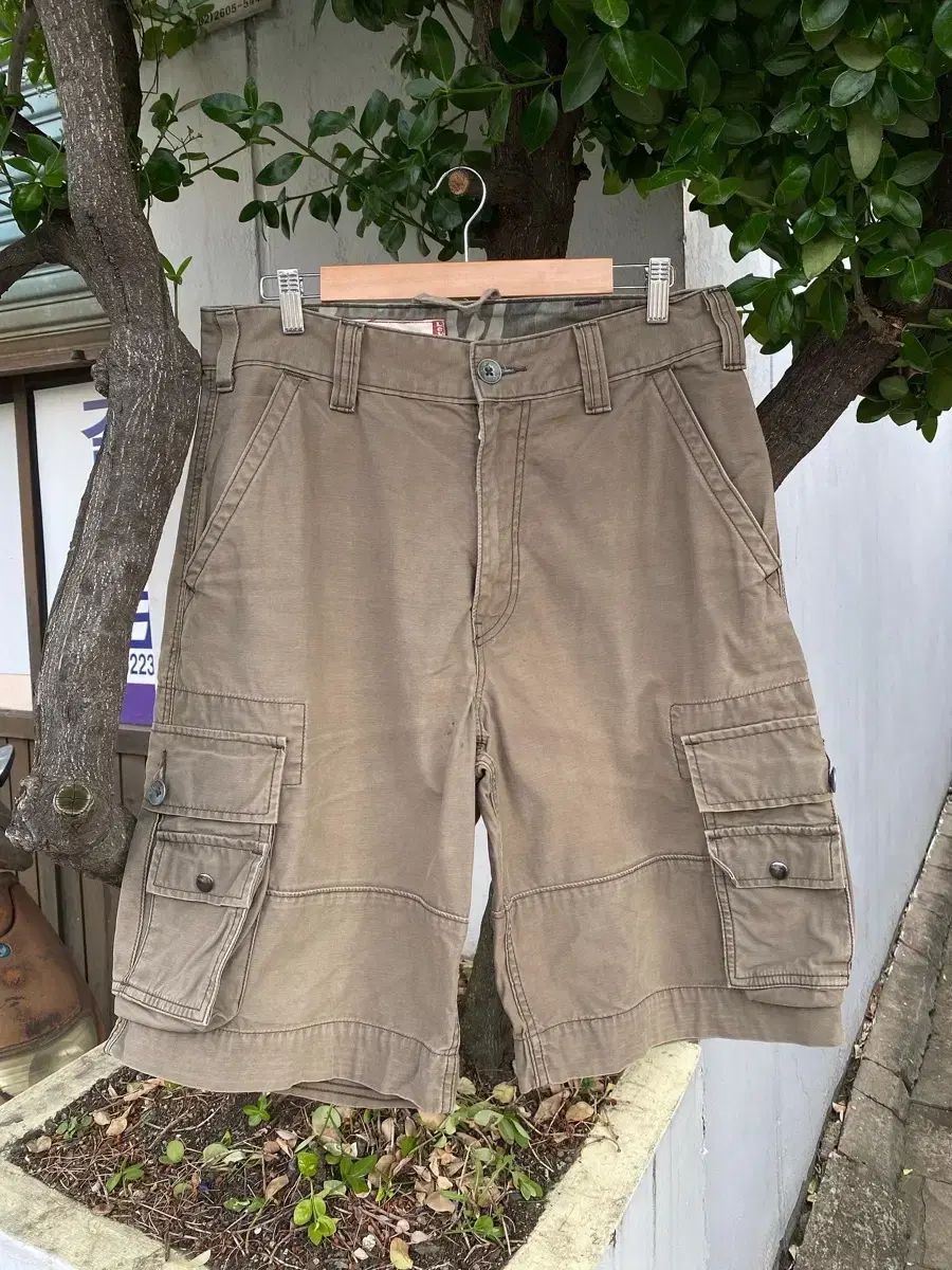 00s Levis cargo shorts