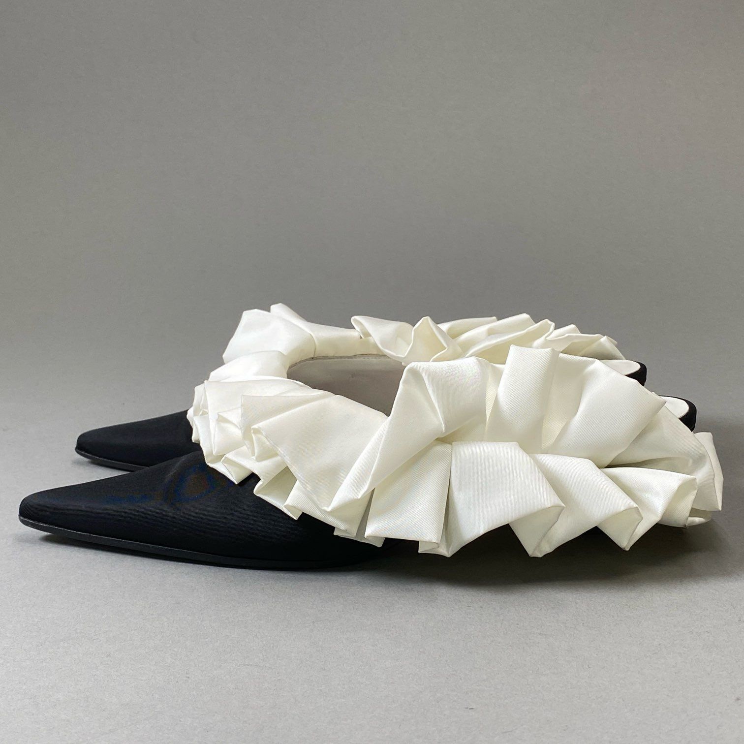 フリルパンプス