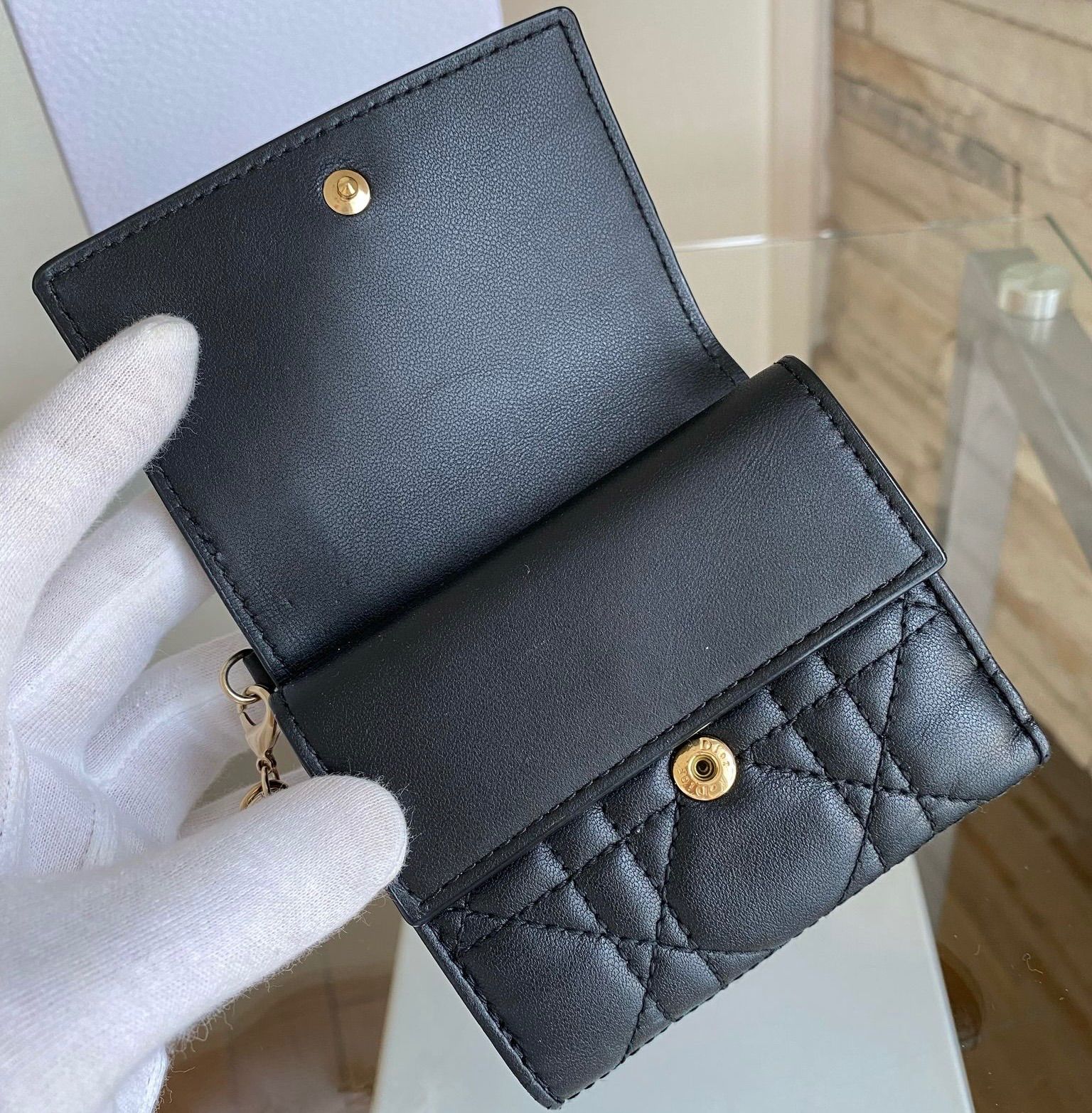Lady Dior (レディディオール)ミニ折り財布 ブラック - メルカリ Lady Dior (レディディオール)ミニ折り財布 ブラック - メルカリ