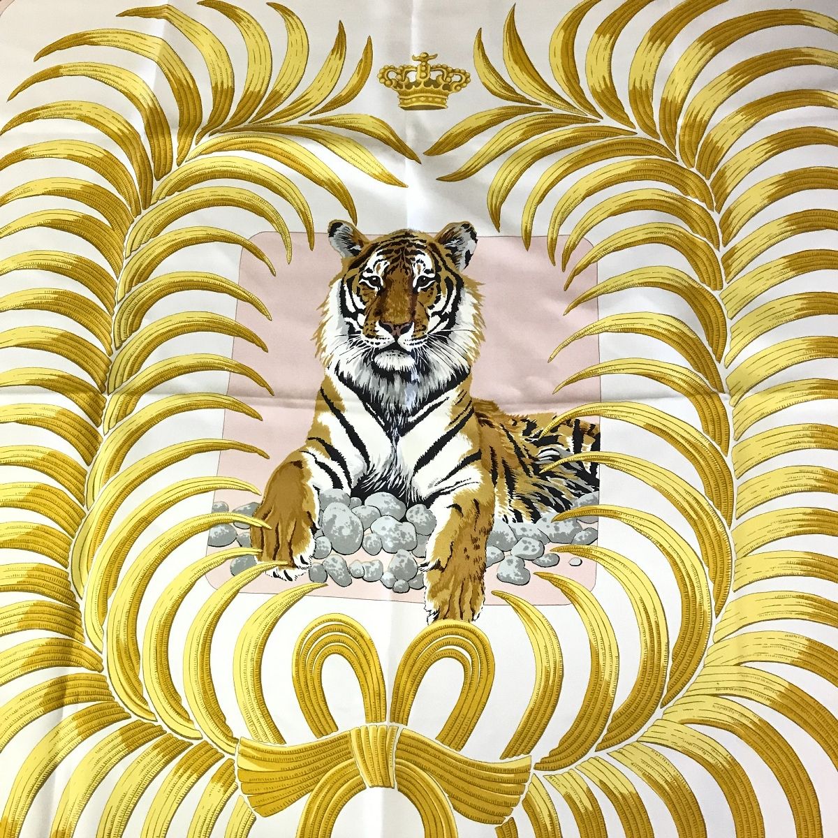 【新品未使用】エルメス　HERMES ☆TIGER 王者の虎 スカーフ エルメス HERMES カレ スカーフ タイガー TIGER ROYAL 王者の虎