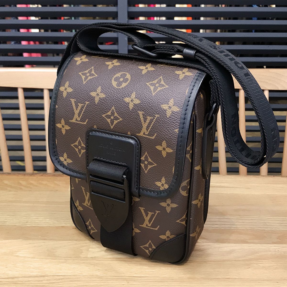 新品同様 ルイヴィトン マカサー アーチーメッセンジャーPM 斜め掛け メンズ LOUIS VUITTON】ルイヴィトン『モノグラム マカサー アーチー