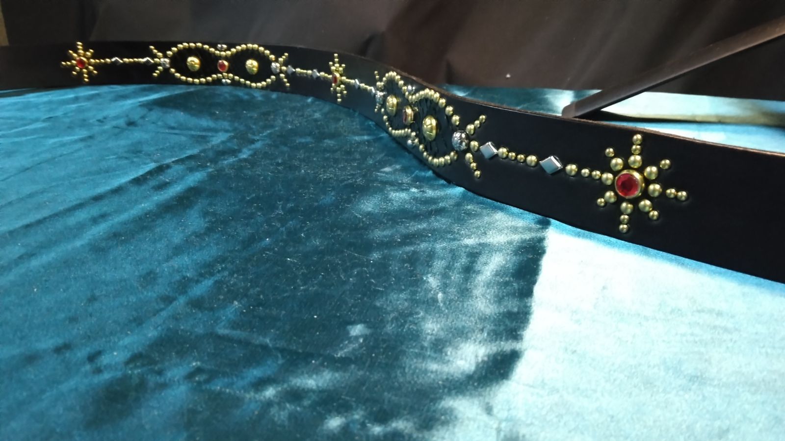 栃木レザーピーナッツインレイスタッズベルト ブラック - メルカリ