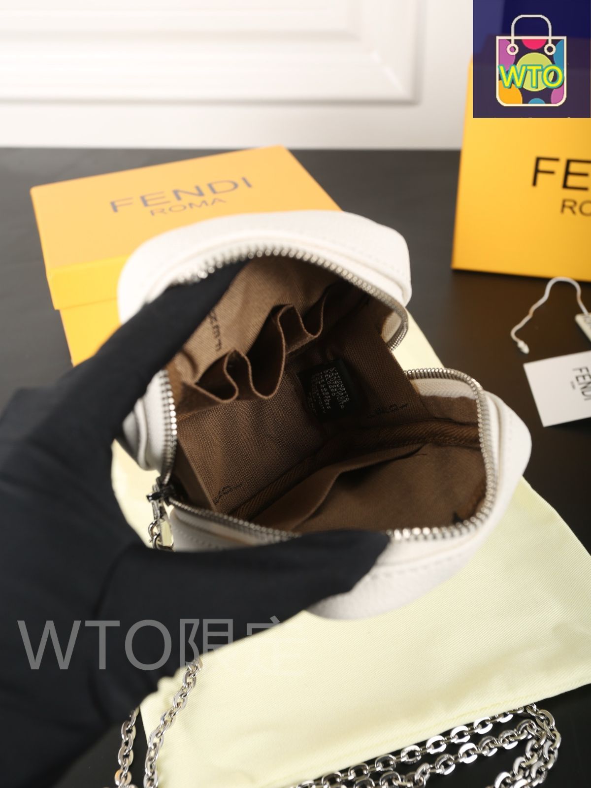 FENDI コインケース 今日特価】FENDI チェーンコインケース, 豆腐型デザイン