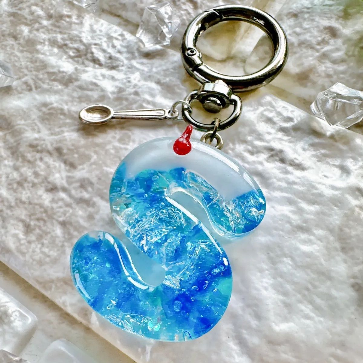 ハンドメイドレジンイニシャルキーホルダー いちご♡レジンイニシャルキーホルダー - yu-10160211 | minne