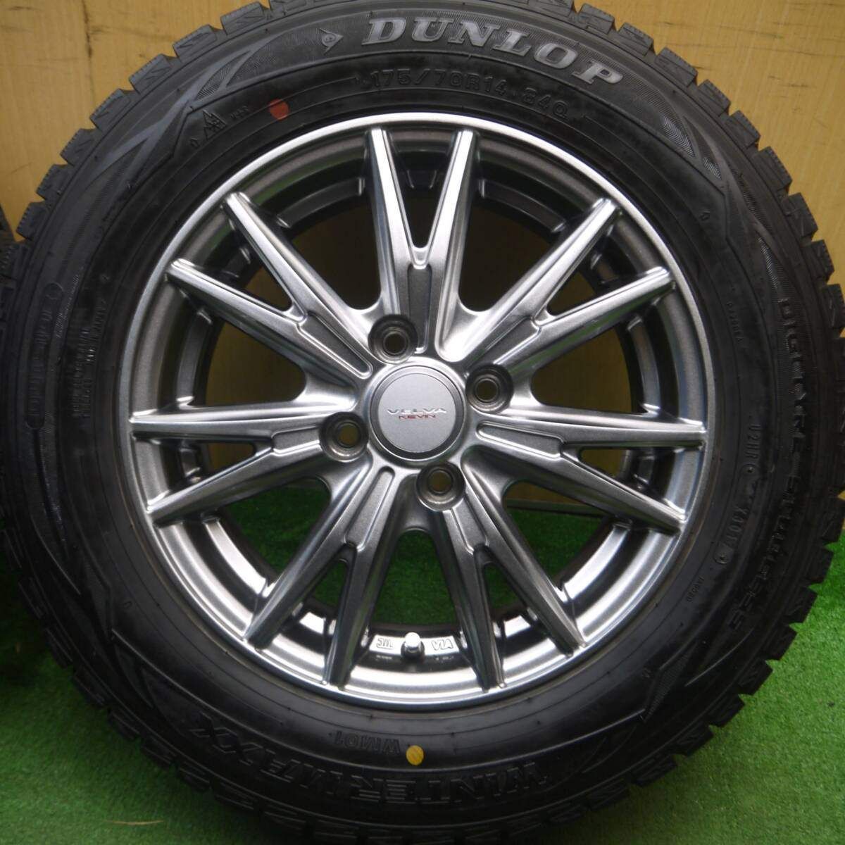 バリ溝！キレイ！9分☆スタッドレス 175/70R14 ダンロップ ウインター 